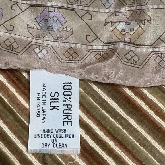 100 % Silk delicate scarf Made in Japan 26 inch square - Picture 6 of 12